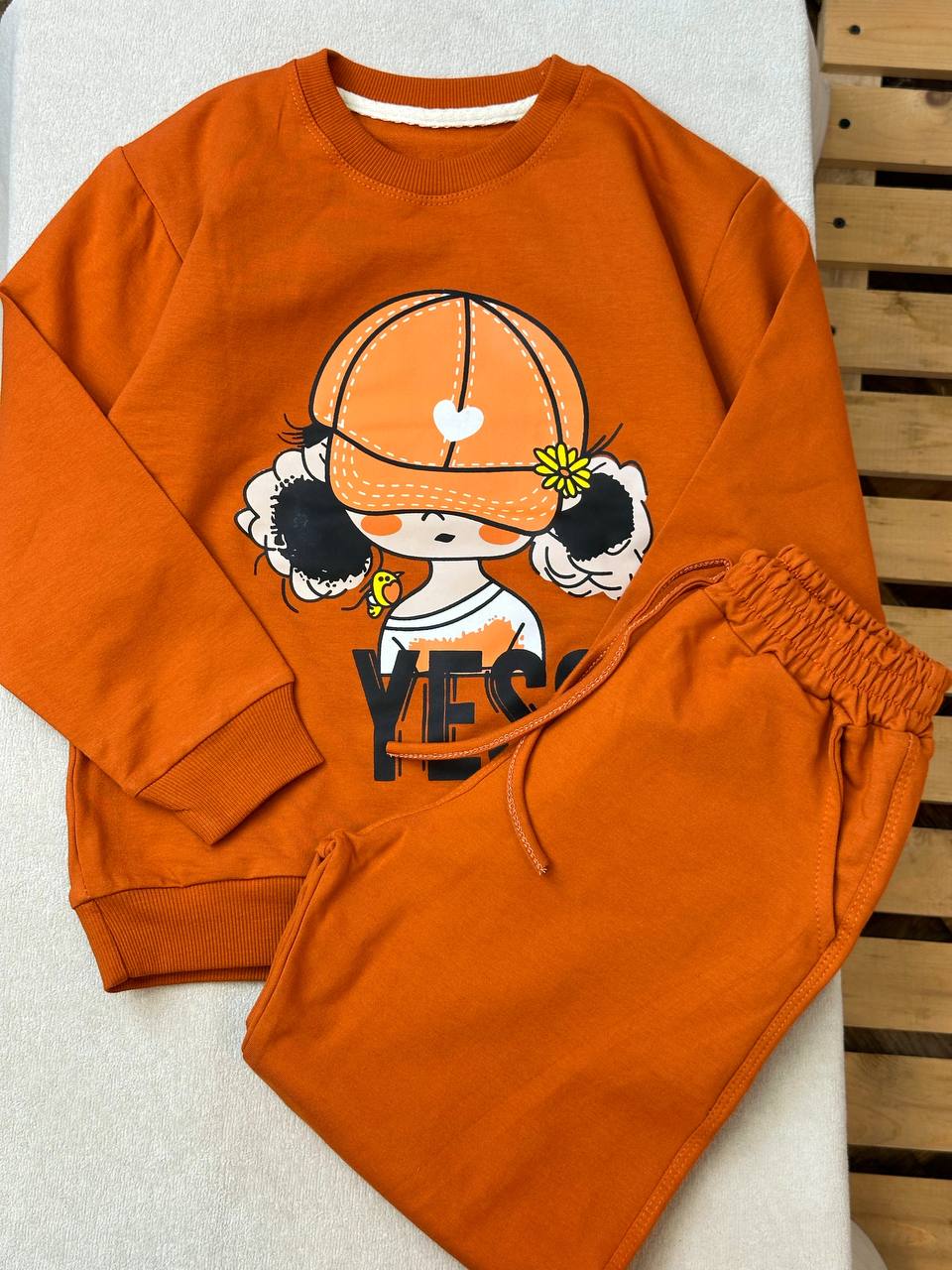 عکس بلوز شلوار دختر کلاهدار Yes - شماره 9