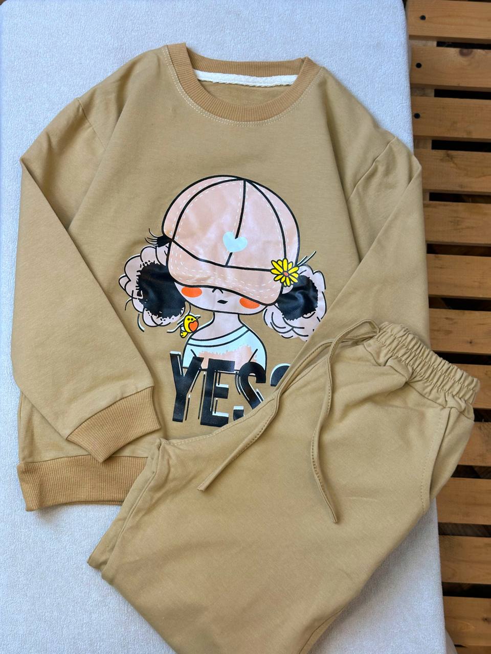 عکس بلوز شلوار دختر کلاهدار Yes - شماره 11